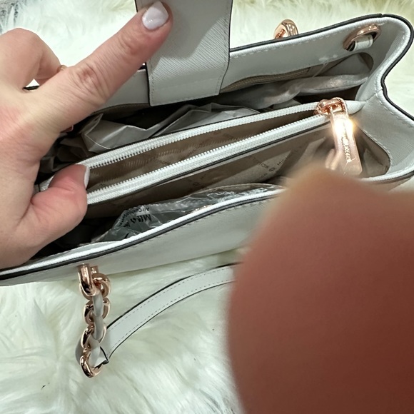 Michael Kors small purse. Brand new in original packaging. - Picture 4 of 7